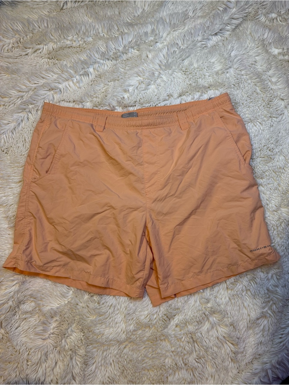 Columbia men’s medium Peach color Mesh Lined Shorts 6” inseam